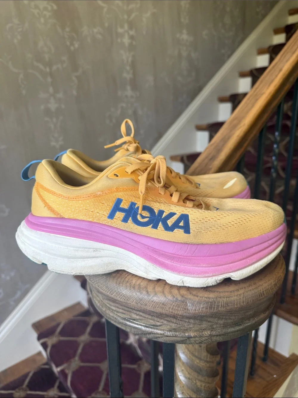 HOKA women’s BONDI 8 running shoe good condition size 8 1/2